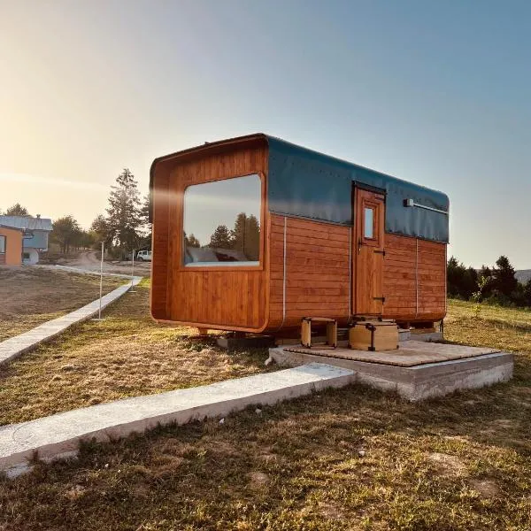 Petrovf Place, hotel in Daljan