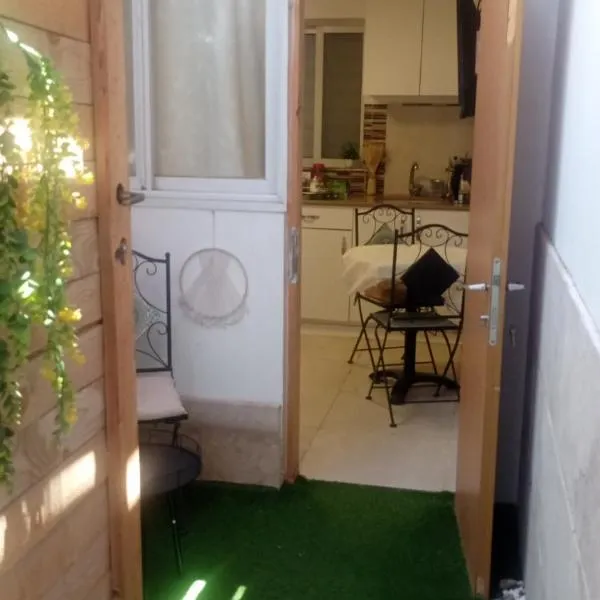 מקסימה עם חצר במרכז העיר, ξενοδοχείο στο Εϊλάτ