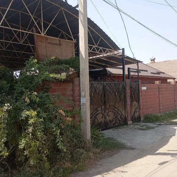happy home, hôtel à Bishkek