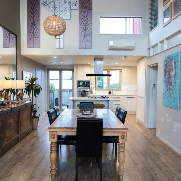 Huge Stylish Art Loft with Spa & Soaring Ceilings, hotel in Christchurch