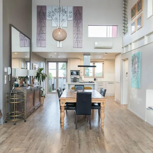 Huge Stylish Art Loft with Spa & Soaring Ceilings, Hotel in Christchurch