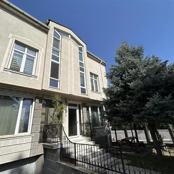 스코페에 위치한 호텔 Peaceful apartment with yard and parking