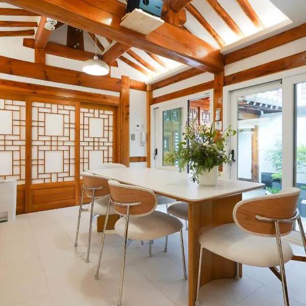 Luxury Traditional Hanok Private Entire Home, hotel v Soulu