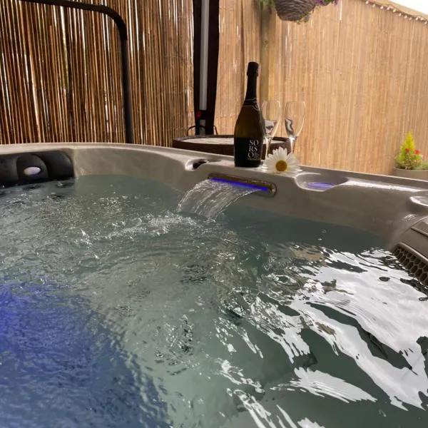 2 Bed Rural Retreat in Dorset Includes a private Hot Tub and cosy wood burner, hotel in Horton