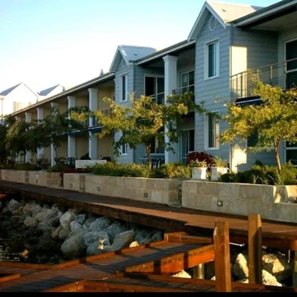 Waterfront Hideaway with Pool, Spa & BBQ Area, hôtel à Mandurah