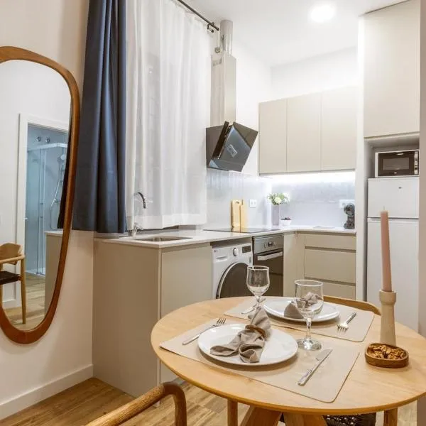 Lodging Apartments Almirall Beach B1, hotel in Barcelona