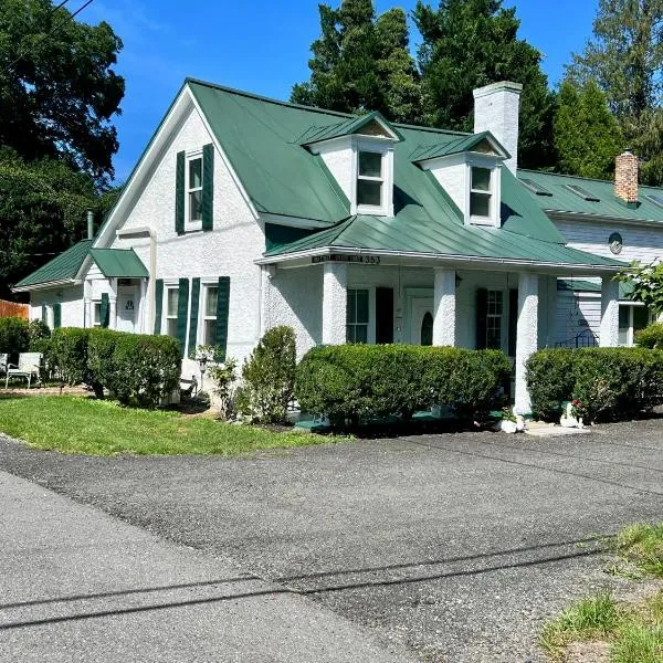 Across The Inn Entire 3BR House with tub & extremely fast Wi-Fi, ξενοδοχείο σε Washington, Virginia