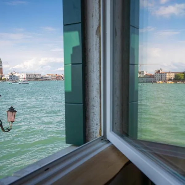 3 Windows on St Mark - Canal View Apartment, хотел във Венеция