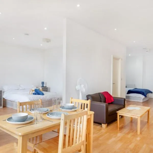 Entire spacious flat with parking Close to Elstree Studios, hotel in Borehamwood