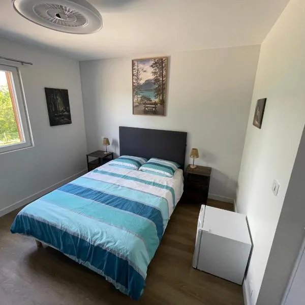 Chambre Le Renard 4 pers Spacieuse confort et accès jacuzzi, hotel v destinaci Cernon