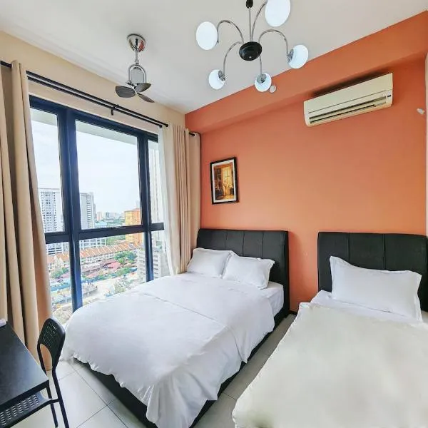 Georgetown 2BR Luxury Condo Unbeatable Night View Infinity Pool Attractions Food Fully Equipped, hotel in Bayan Lepas