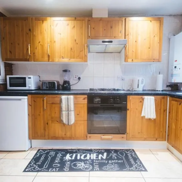 2BR House Near Excel, O2, City Airport, 3 DLR Lines, Hotel in Beckton