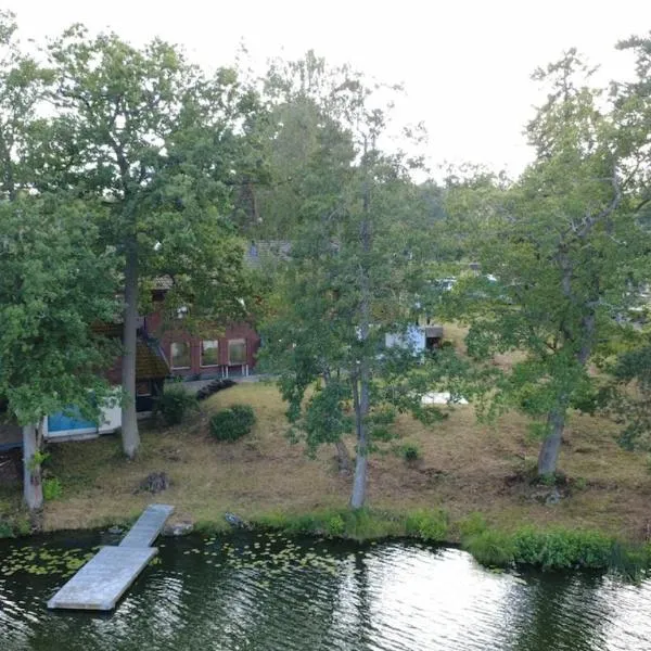 Scenic Lakehouse near Stockholm with Sauna & Jetty, hotel en Huddinge