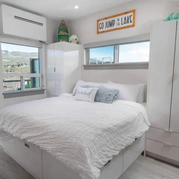 Top Floor Lakeshore Views Near Skiing, hotel v destinaci Vernon