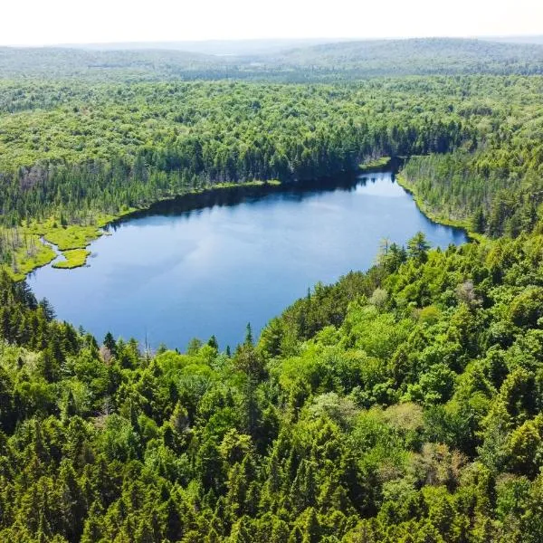 Lodge at Madawaska Ideal for Groups and hiking、Lake Saint Peterのホテル