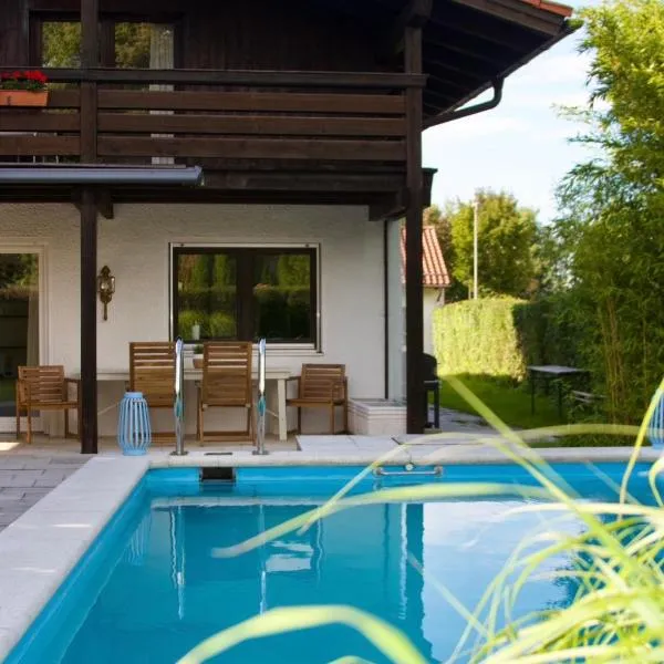 Ferienhaus Fringaluna, hotel in Übersee