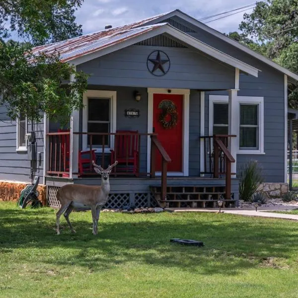 Bandera Bungalow - River, Downtown, Peaceful fenced corner lot! King bed!, отель в городе Бандера