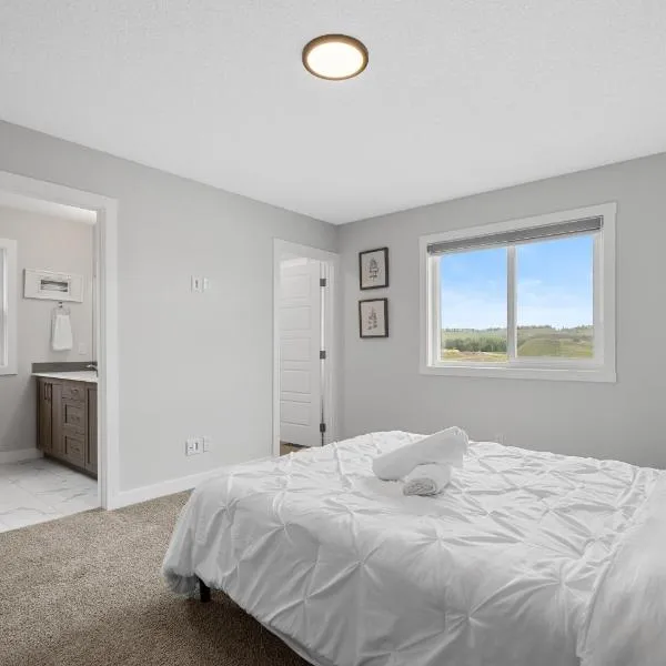 Cozy and inviting 3BR Entire Home in Calgary for holidays and gatherings free parking for two cars, hôtel à Calgary
