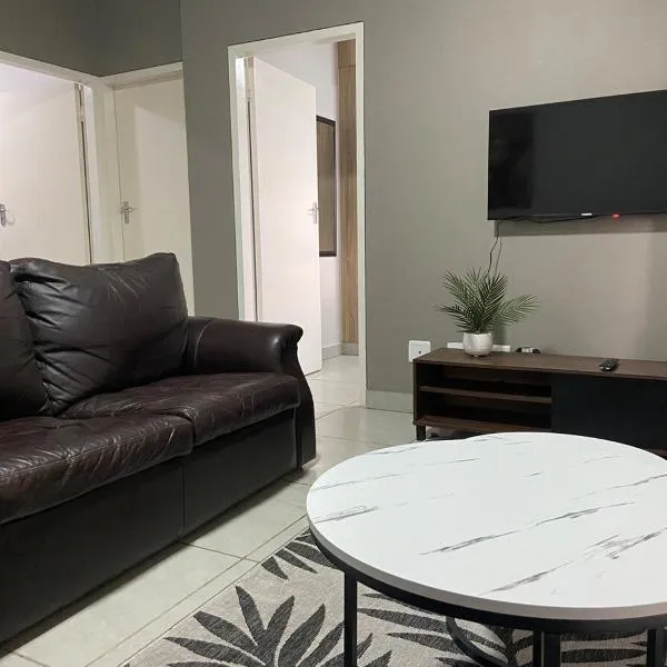 Warm, Homely Apartment - 5min Away Menlyn Main, hotel Pretoriában