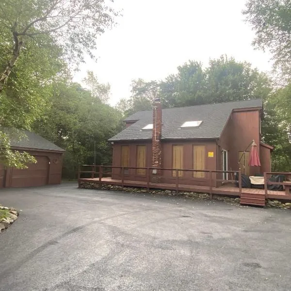 Ash Cottage in Poconos near Camelback & Kalahari, hotel in Long Pond