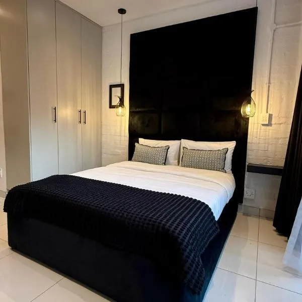 The Monochrome Apartment 209 - Urban Chic Escape - Open Plan Bathroom with Bathtub, hotel in Johannesburg