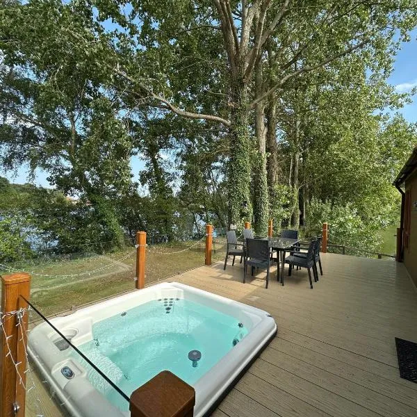 Rudd lake Luxury lakeside lodge with fishing & hot tub@Tattershall, hôtel à Tattershall