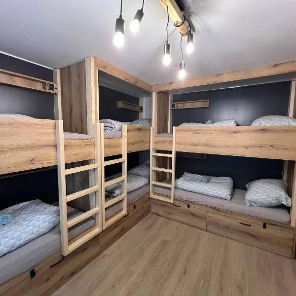 Hikers Paradise Hostel High Tatras, hotel in Štrbské Pleso