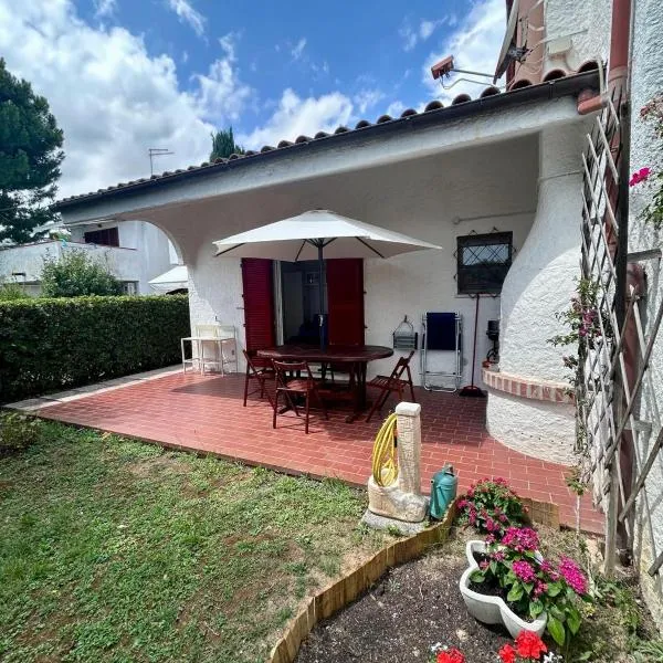 Tra la luna e il mare - delizioso appartamento con giardino nella riviera del conero per un soggiorno felice, hotel in Numana