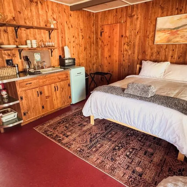 Room 2 - Downtown Joshua Tree Motel - Pet Friendly - Walk to Shops & Visitor Center, Minutes to Park Entrance, hotel in Joshua Tree