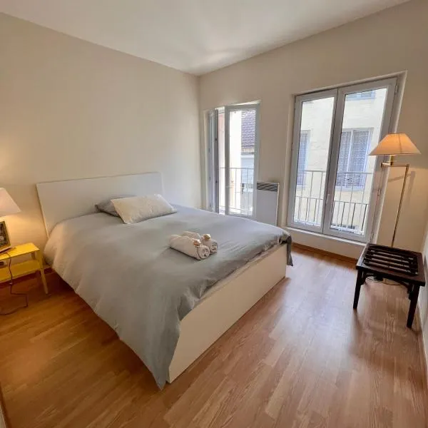 Chambre privative au calme en plein centre avec balcon, hôtel à Avallon