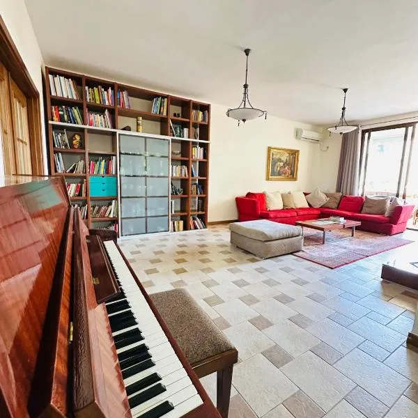Spacious Central Apartment, Hotel in Tirana