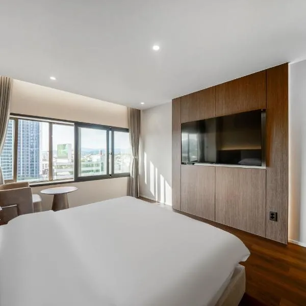 Crystal Hotel Daegu، فندق في دايغو
