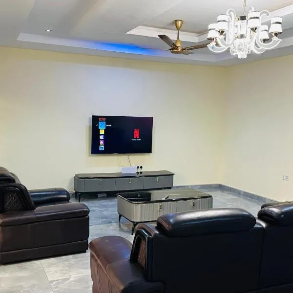 Sunlit Top Floor with Starlink Wi-Fi and Laundry Machine, hôtel à Kumasi