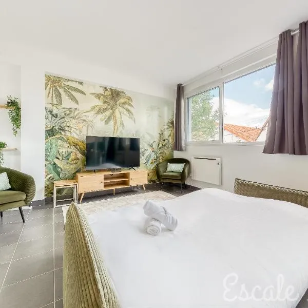 Escale-marne fr - 001 - RDC - Private Terrace - Free Parking - Free Luggage Storage - Metro 8 Eiffel Tower -All equipped - Linen Included - Washing Machine - Dish Washer - Luxury Mattress 160X200 - Panoramic View - From 1 to 4 guests, ξενοδοχείο σε Maisons-Alfort