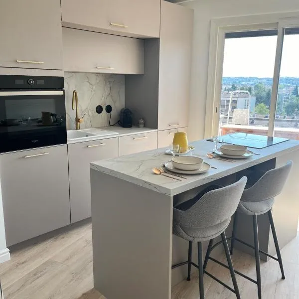 RIVIERA - 2 Pièces de Charme - Vue Lac - Clim - Parking, hotel in Annecy