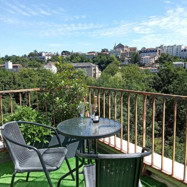 T2 - Terrasse avec vue imprenable - Secteur gare, hotel in Poitiers