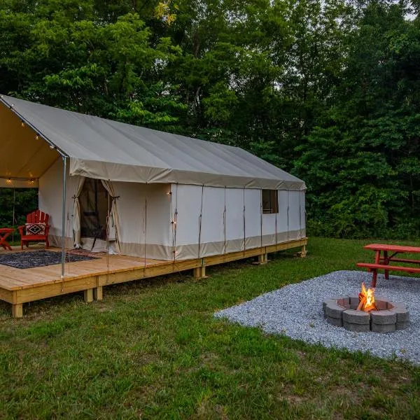 Boutique Camp Getaway at Roaring River、Cassvilleのホテル