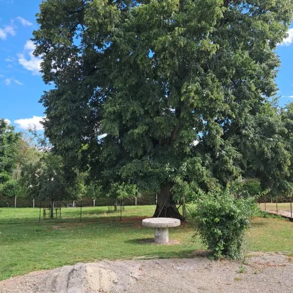 chez Denis، فندق في Pont-d'Ouilly