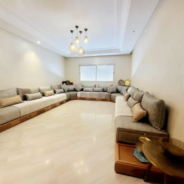 Cozy Room with Private Bathroom and Balcony, hotel v destinaci Casablanca