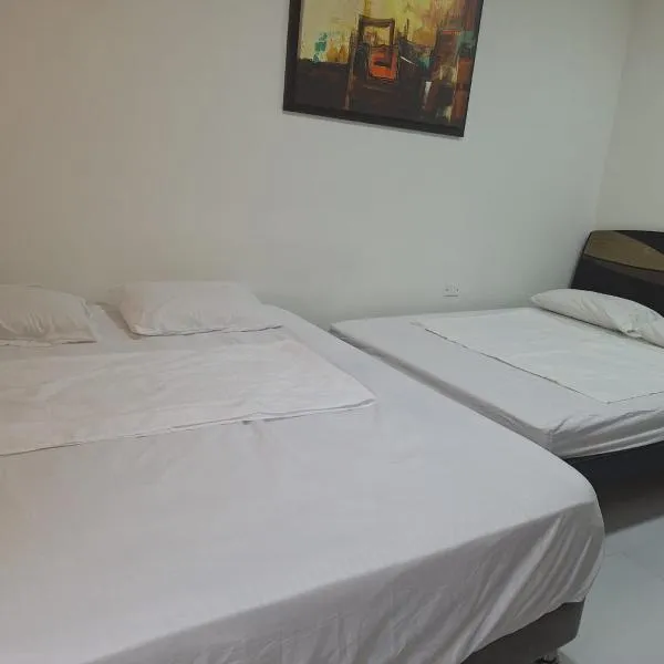 Amplia habitación independiente a 2 cuadras de la playa y el aeropuerto, hotel in Cartagena de Indias