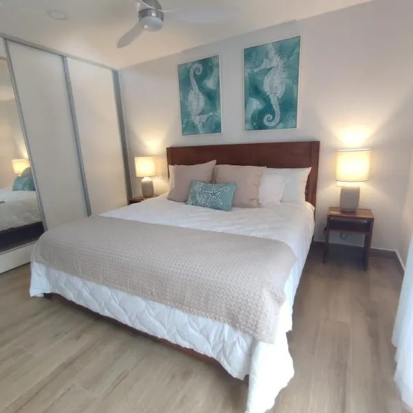 Stylish 2 bed and 2 bath condo with mountain and pool view in Jacó, hotel i Jacó