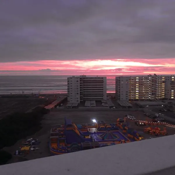 Bello departamento familiar nuevo en La Serena vista al mar, piso 4 con ascensor, malla de seguridad anticaída, piscina, estacionamiento gratuito, regalo de bienvenida, a pasos del Faro, hotel in La Serena