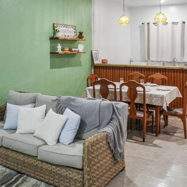Tiare Central 2BR Unit، فندق في أبيا