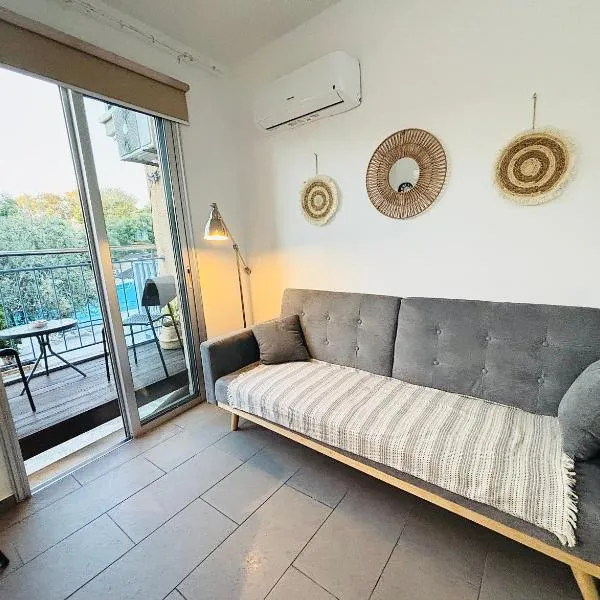 Modern Apt in Paphos Port - pool & 50 m to the sea，位于帕福斯的酒店