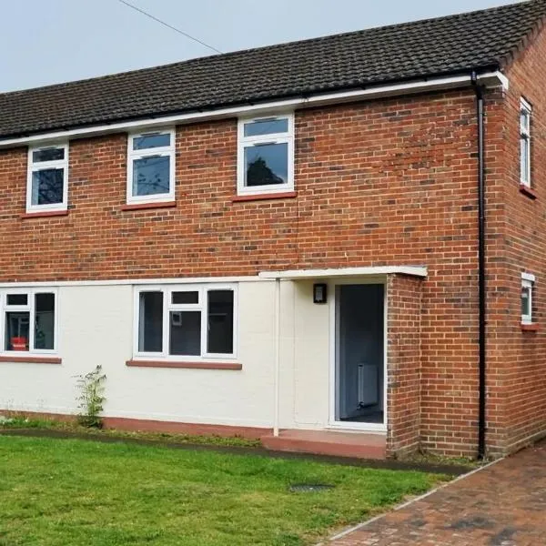 Bright and Spacious King & Double Rooms, Free Private Parking, Close to Heathrow, hotel in Cranford