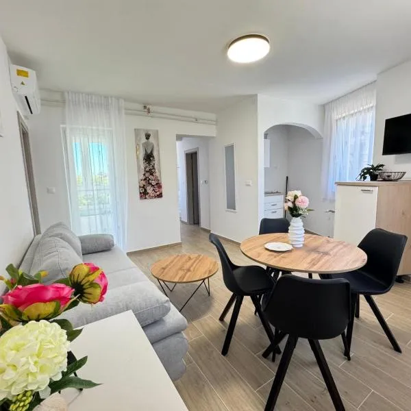 Flowers Apartments Pula, city center, hotel di Pula