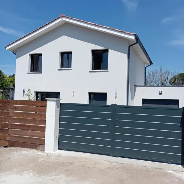 Maison neuve à 7km of Plage de Contis, hotel in Saint-Julien-en-Born
