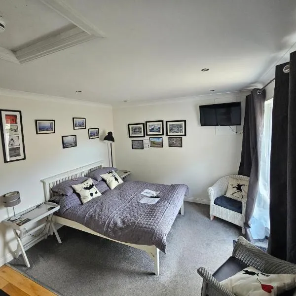 Modern immaculate studio with AC & parking, outside the CAZ、ブリストルのホテル