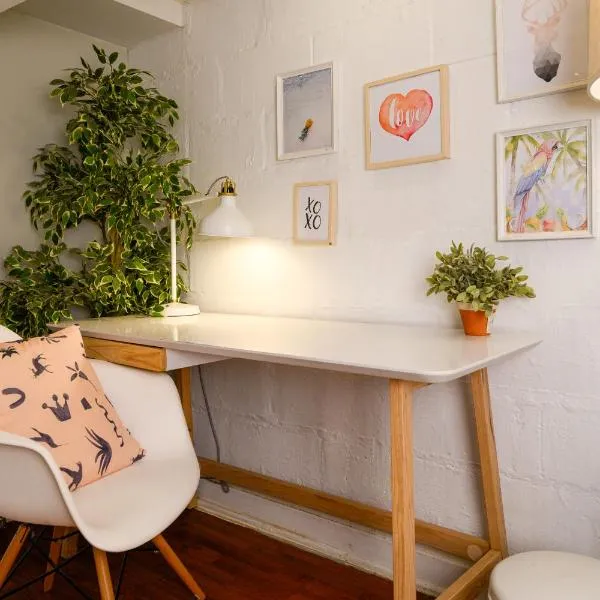 Charming Basement Suite with Private Entrance Near Subway, Koreatown & UofT, Hotel in Toronto