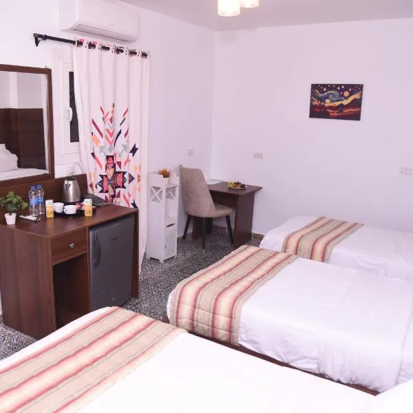 Z Pyramids Inn foreign only, hotel v Káhiře